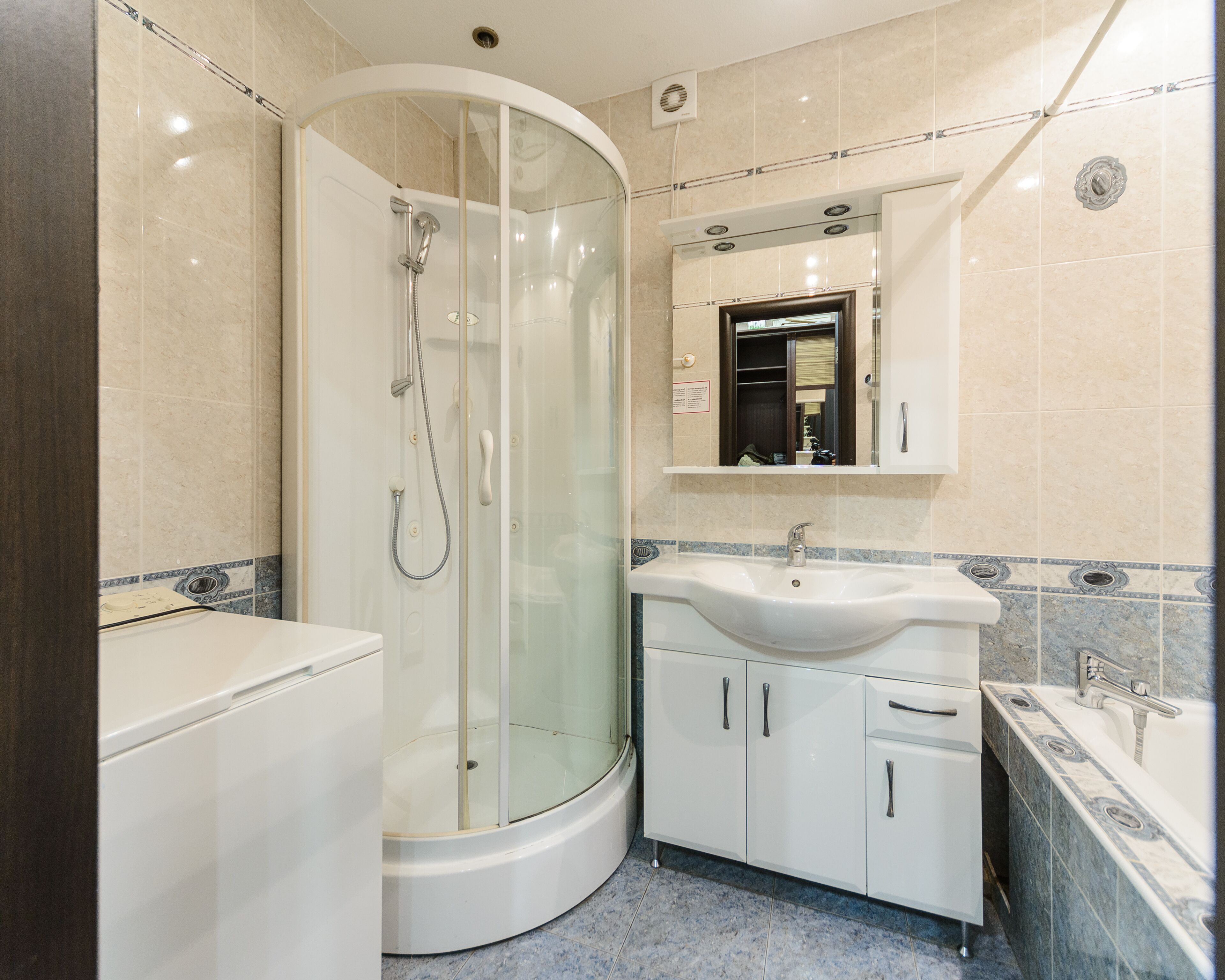 Apartamento, 1 quarto | Banheiro | Chuveiro/banheira combinados, secador de cabelo, chinelos 