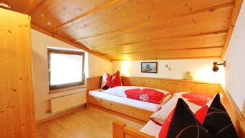 2 bedrooms, travel crib, free WiFi