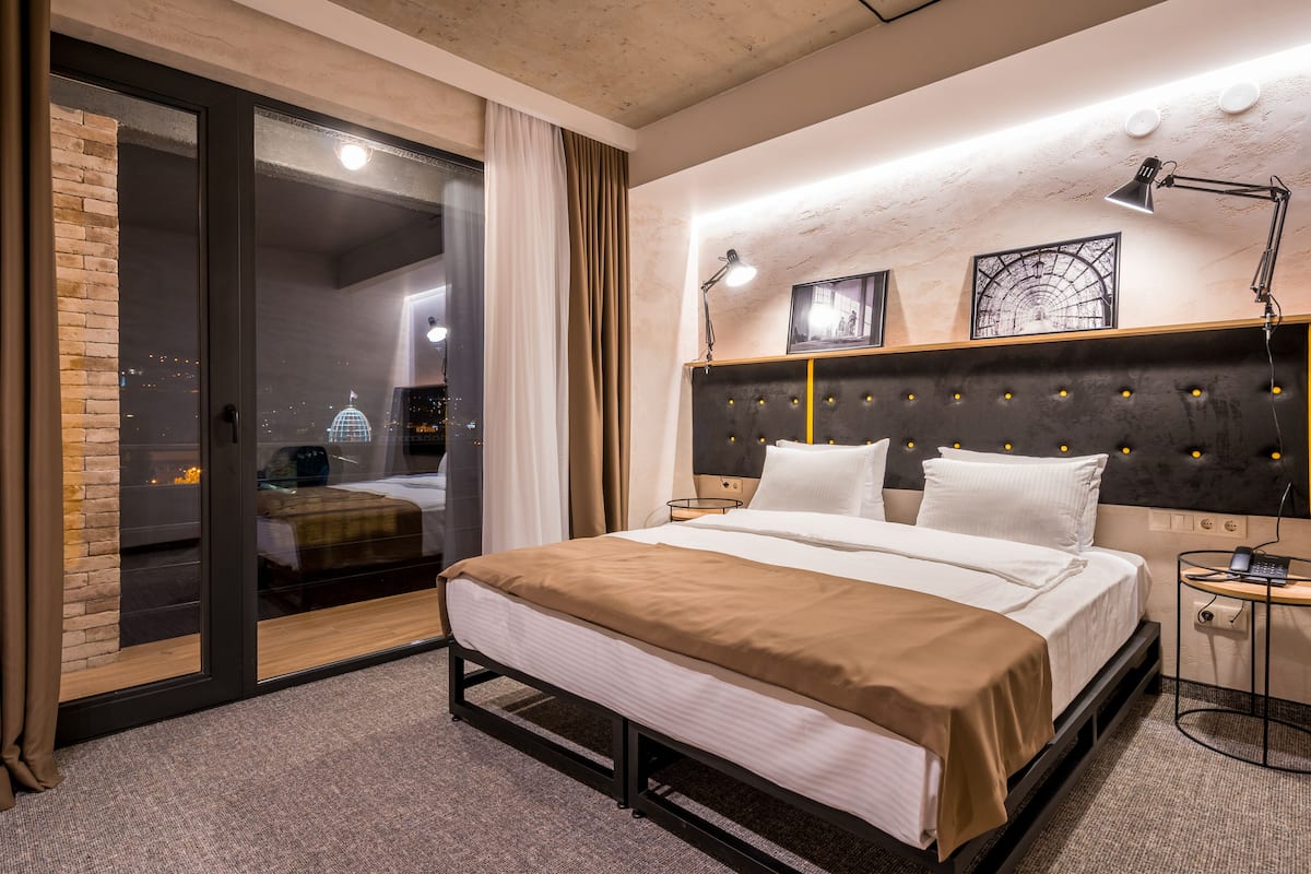 Habitación Deluxe con 1 cama matrimonial o 2 individuales, balcón | Ropa de cama de alta calidad, minibar, insonorización y wifi gratis