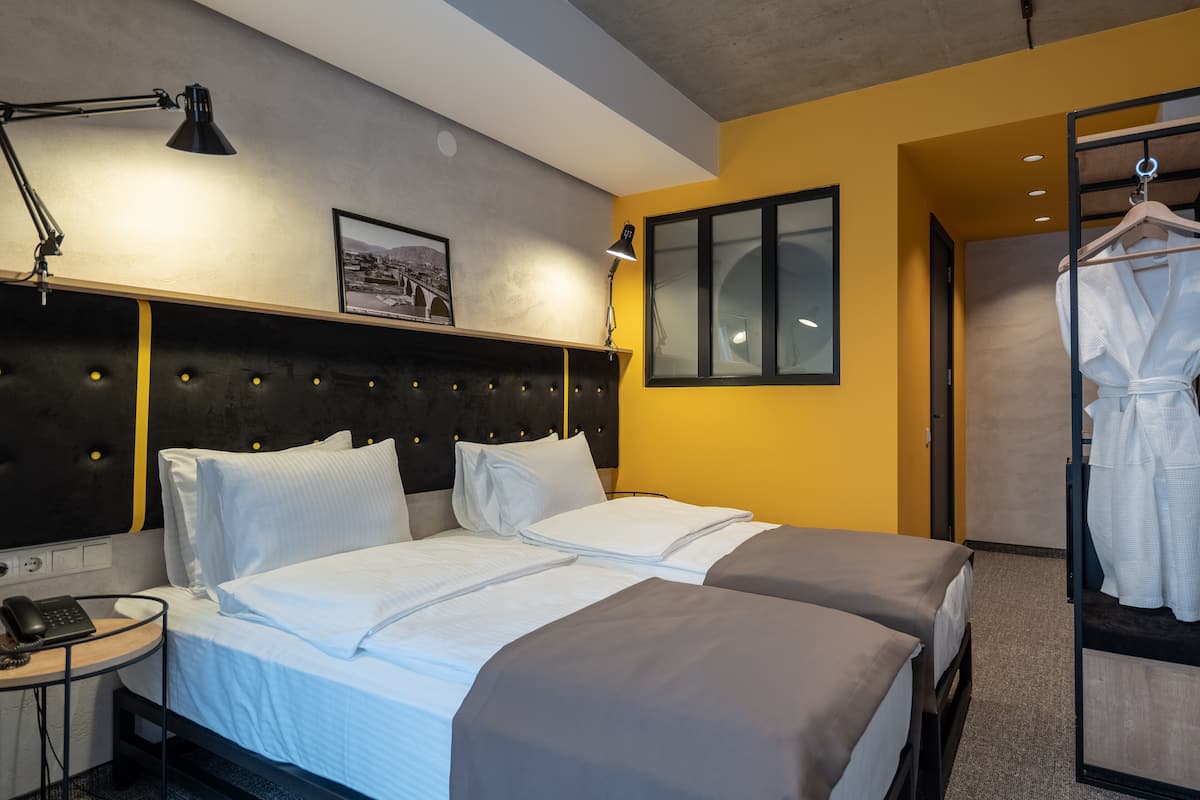 Habitación económica con 1 cama matrimonial o 2 individuales | Ropa de cama de alta calidad, minibar, insonorización y wifi gratis