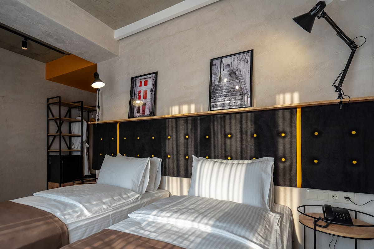 Habitación estándar con 1 cama matrimonial o 2 individuales | Ropa de cama de alta calidad, minibar, insonorización y wifi gratis