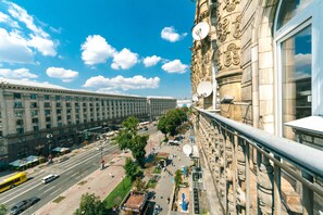 Ein hoch aufragendes Gebäude mit langer Fassade und großen Fenstern, darunter Blick auf die Straße.