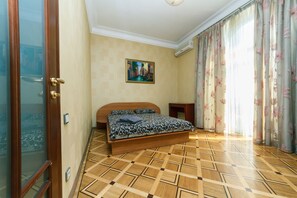 Ein Schlafzimmer mit einem hölzernen Bett, einem Bild an der Wand und einem Musterboden.