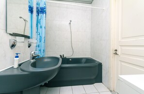 Apartment, 2 Bedrooms | Bathroom | Combined shower/tub, hair dryer, slippers, towels - Apartments Kreshchatik 21-25 (Kyiv)