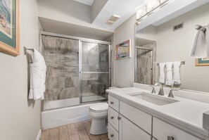 Combined shower/bathtub, hair dryer, towels - Sea Gull #1109: Beachfront 2 bed 2 Bathroom With Spectacular Views and 24 Hour Management (Port Aransas)