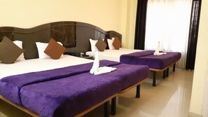 Deluxe vierpersoonskamer | Een bureau, gratis wifi, beddengoed, rolstoeltoegang