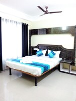 Deluxe Double Room | Desk, free WiFi, bed sheets, wheelchair access