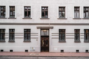 المنشأة من الخارج