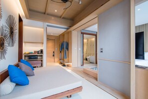 Pool Access Villa | Minibar, värdeförvaringsskåp på rummet och mörkläggningsgardiner