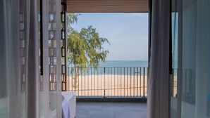 A balcony with a view of a beach and palm trees. - Lullaby The Sea Hua Hin (Cha-am)