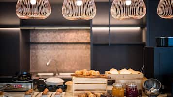 Desayuno con opciones de la cocina local diario (THB 600 por persona)