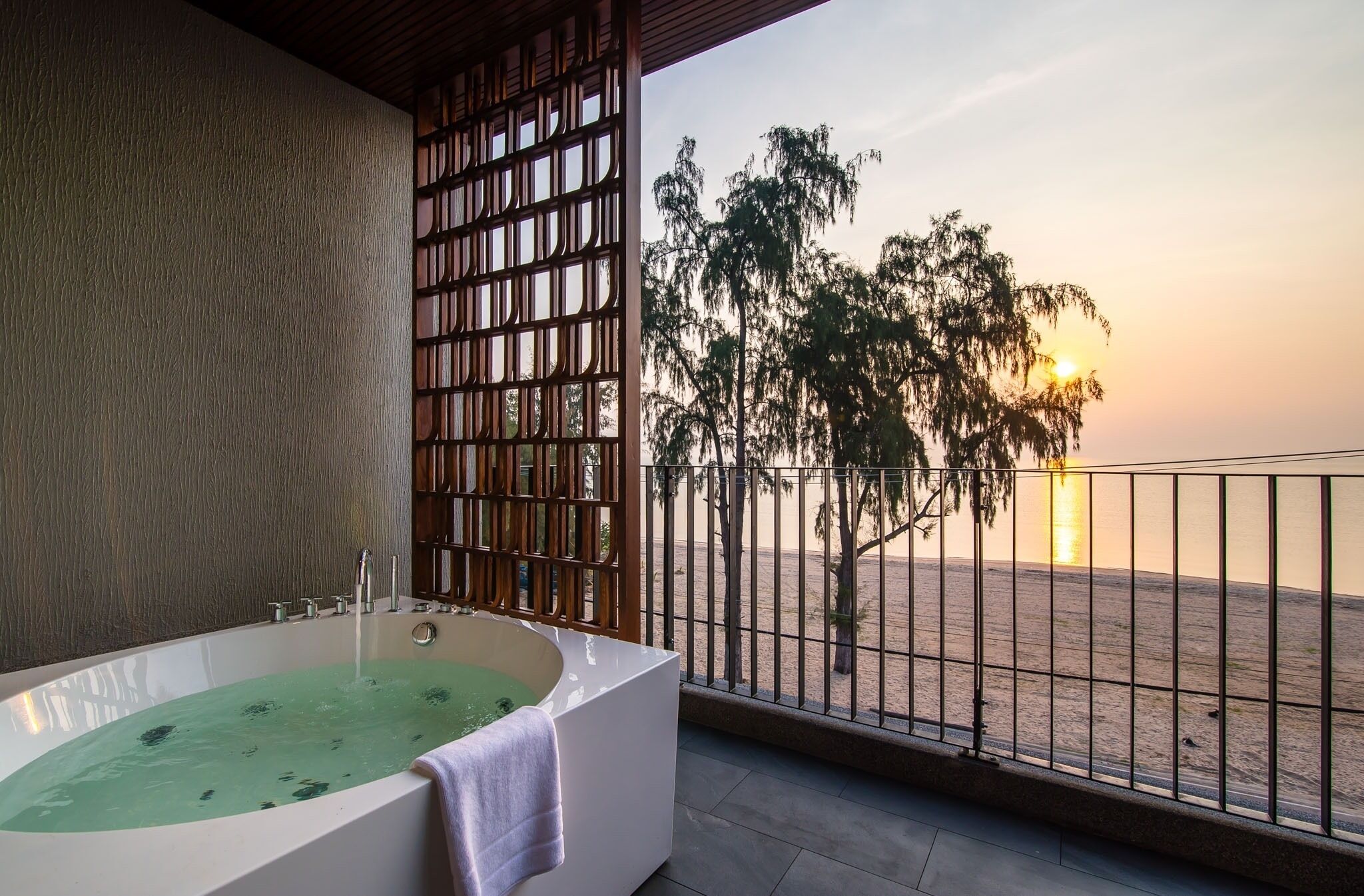 Jacuzzi Seaview | Deep-soaking bathtub