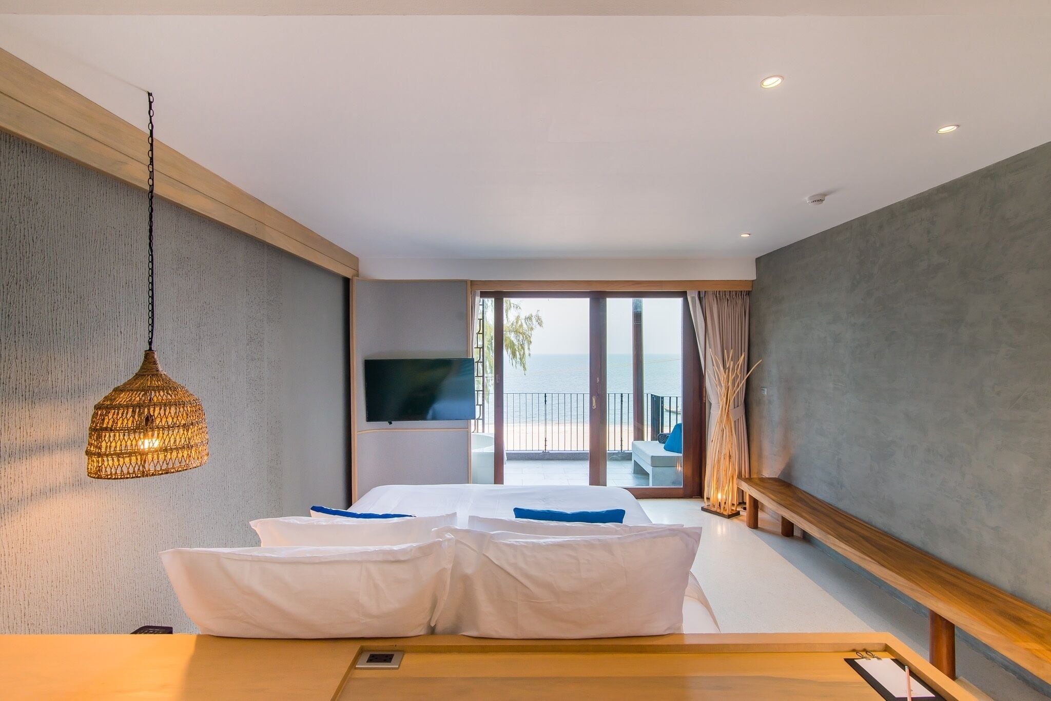 Jacuzzi Seaview | Minibar, in-room safe, blackout curtains, free WiFi