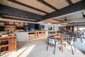 Se ofrece un desayuno típico de la región (600 THB por persona)