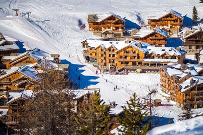 Apartment in chalet, at the foot of the slopes, balcony, parking, garage and wifi.