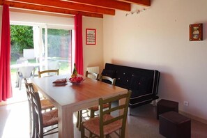 Dining - Holiday Home in Guerlesquin near Lake (Guerlesquin)