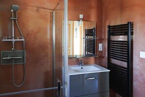 Shower - Holiday Home in Guerlesquin near Lake (Guerlesquin)