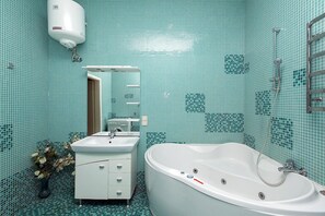 Apartment, 1 Bedroom | Bathroom | Combined shower/tub, hair dryer, slippers, towels - Apartments Kreshchatik 27-18 (Kyiv)