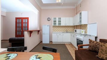 Apartamento, 1 quarto | Cozinha privada | Geladeira grande, micro-ondas, fogão, cooktop