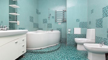 Apartamento, 1 quarto | Banheiro | Chuveiro/banheira combinados, secador de cabelo, chinelos