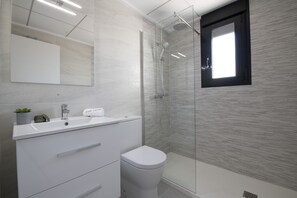 Douche, serviettes fournies