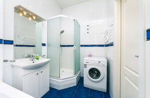 Appartement | Salle de bain | Douche, séchoir à cheveux, pantoufles, serviettes fournies