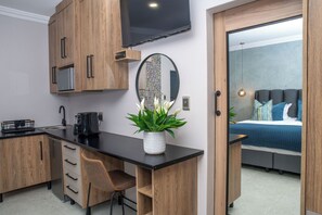 Comfort Double Room | Minibar, in-room safe, desk, laptop workspace - Iso'Bella Vita Guesthouse (Phalaborwa)