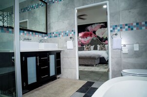 Quarto | Frigobar, cofres nos quartos, escrivaninha