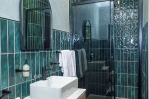 Chambre Double Luxe | Salle de bain | Articles de toilette gratuits, sèche-cheveux, serviettes fournies, savon