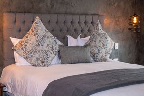 Deluxe King Room - Pool View | Minibar, in-room safe, desk, laptop workspace - Iso'Bella Vita Guesthouse (Phalaborwa)