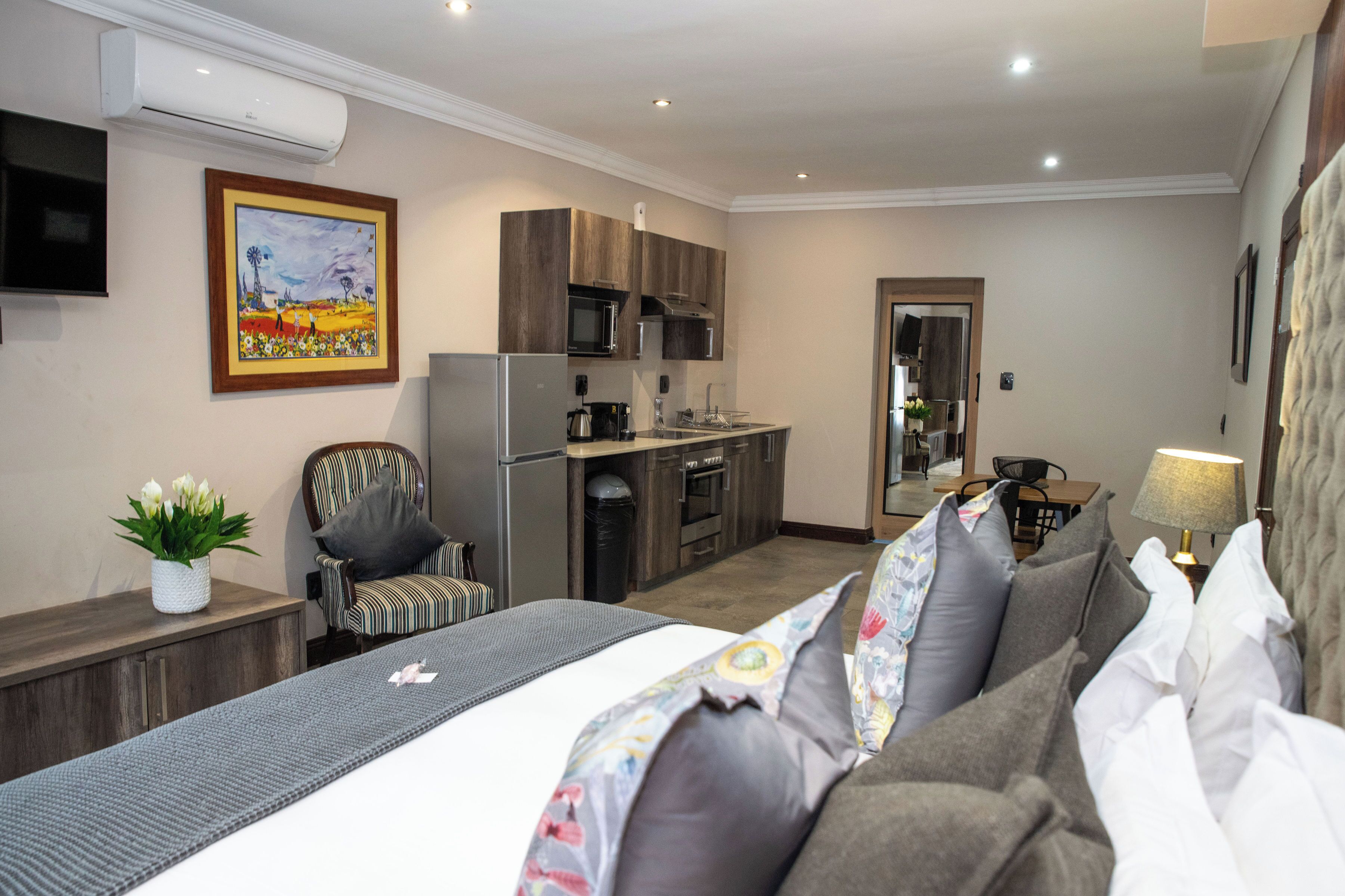 King Room - Disability Access | Minibar, in-room safe, desk, laptop workspace