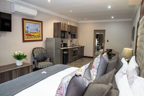 Minibar, caja de seguridad en la habitación y escritorio