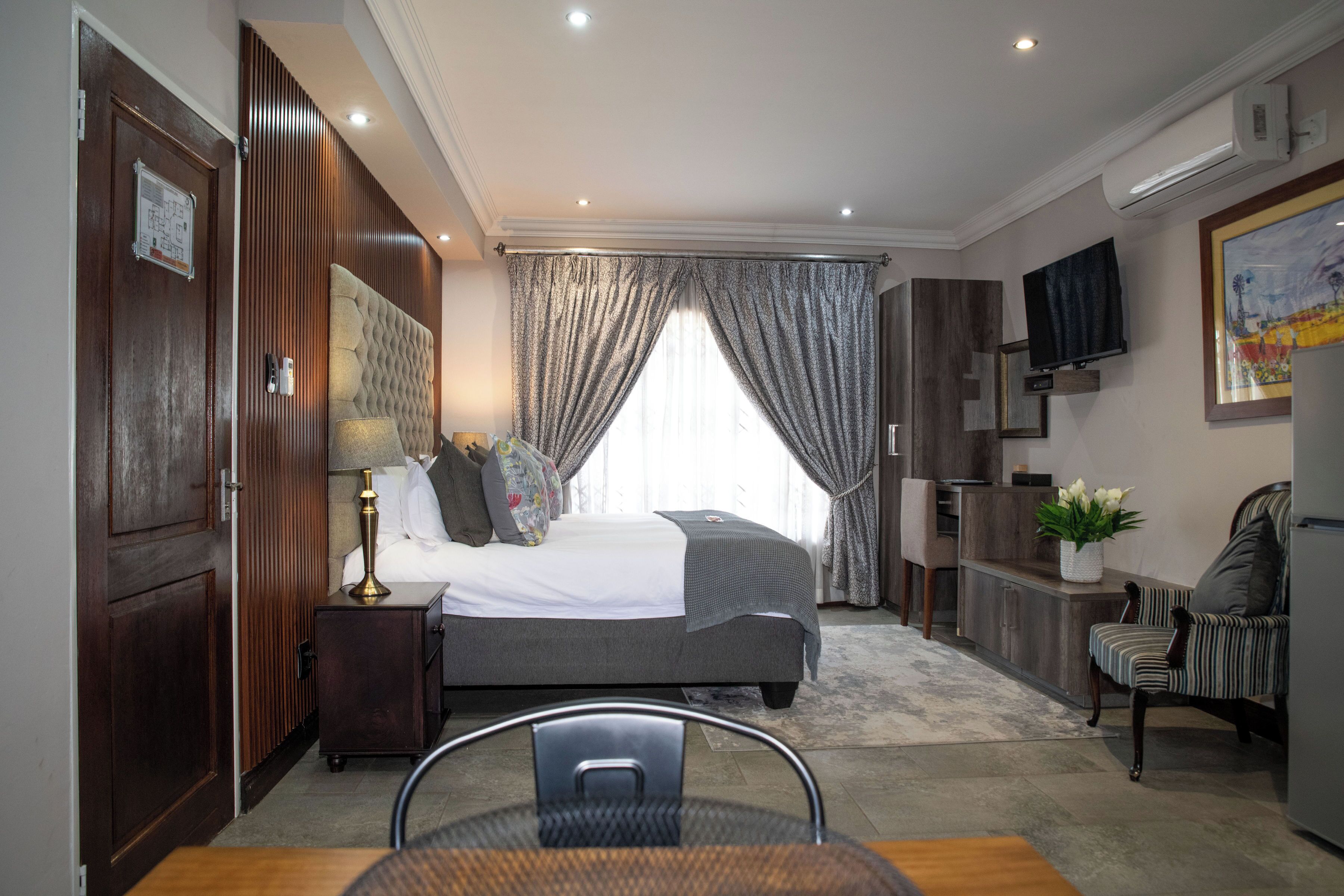 Phòng | Minibar, két bảo mật tại phòng, bàn 