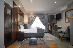 Minibar, caja de seguridad en la habitación y escritorio