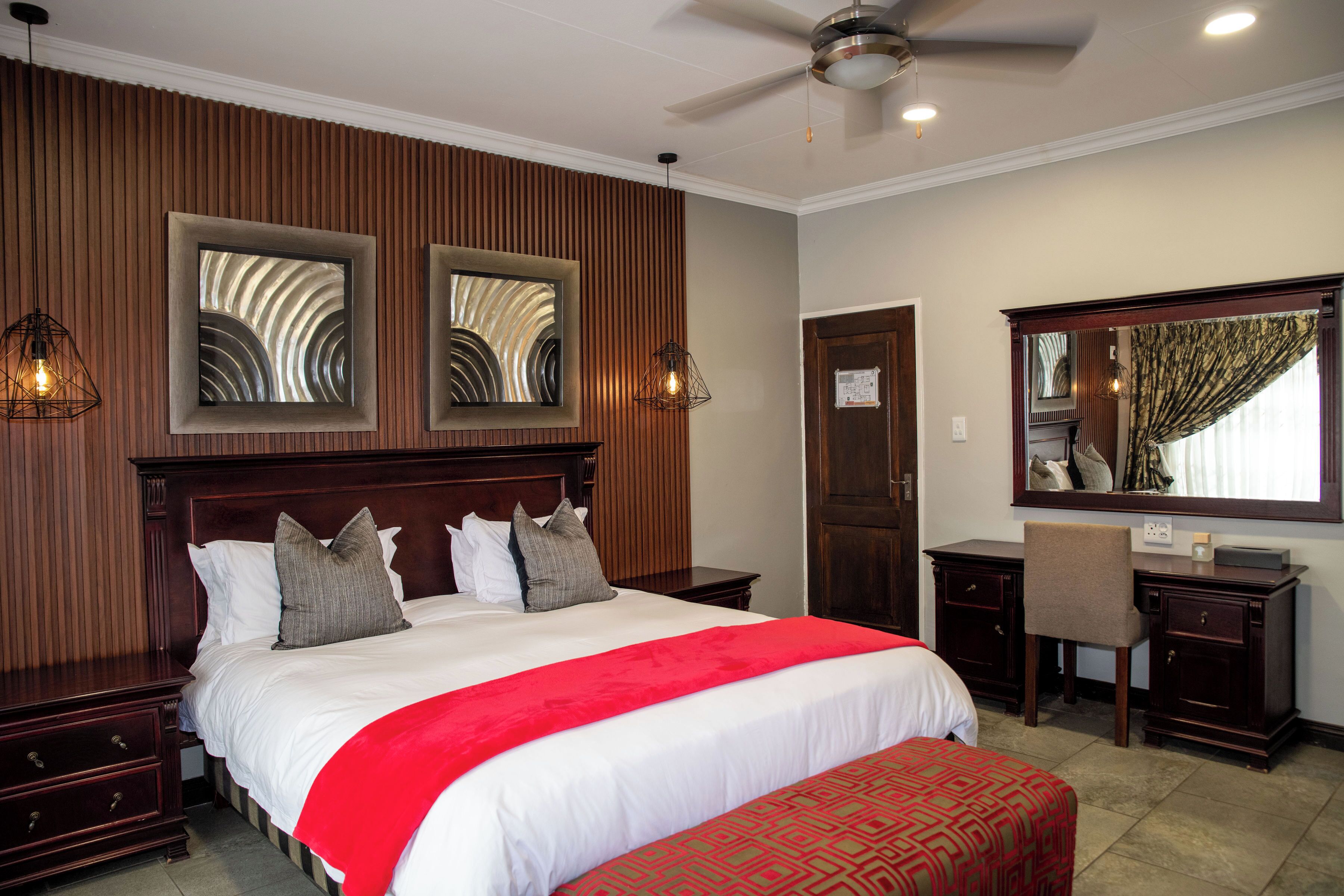 客房 | 迷你吧、客房内保险箱、办公桌、笔记本电脑工作区