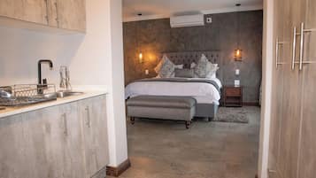 Deluxe King Room - Pool View