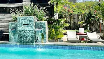 2 piscinas al aire libre, sillones reclinables de piscina