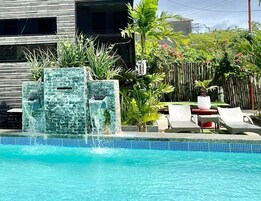 2 piscinas al aire libre, sillones reclinables de piscina