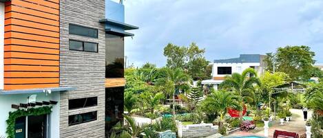 2 piscines extérieures, chaises longues