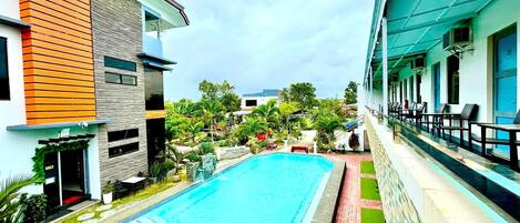 2 piscines a l'aire lliure (horari: 07:00-22:00) i gandules