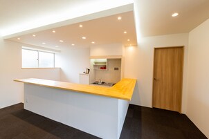 Refrigerador, microondas, placa de cocina, tetera/pava eléctrica