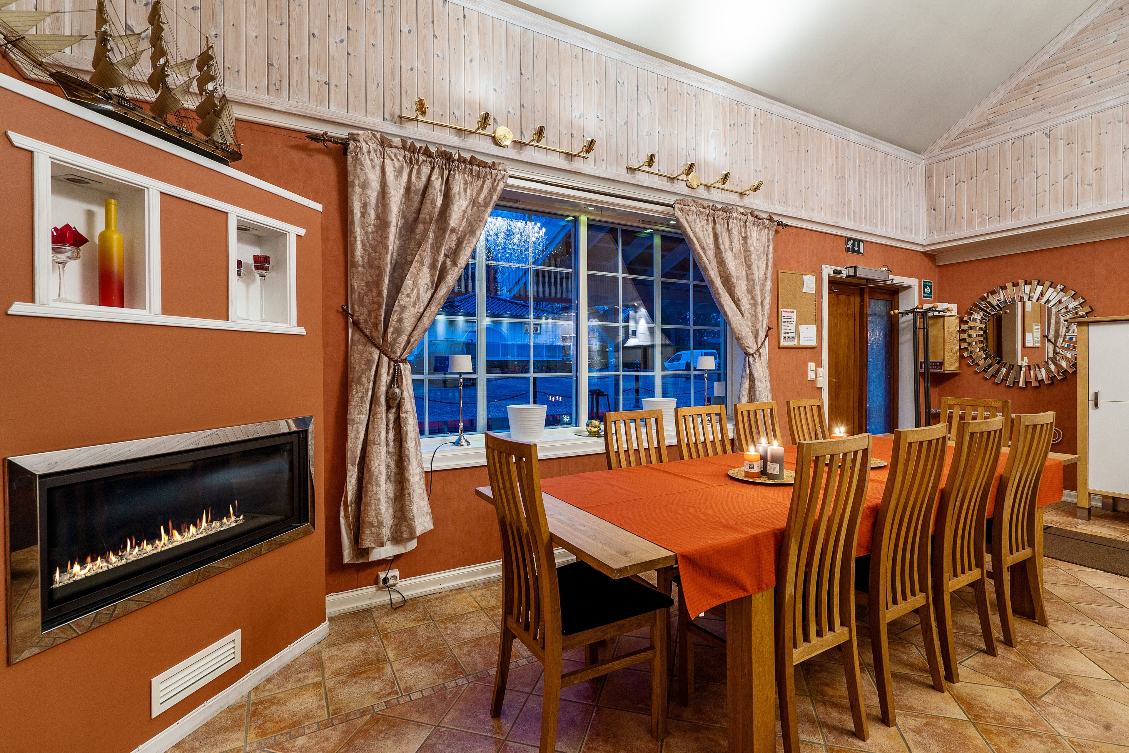 Cooked-to-order breakfast for a fee on weekdays