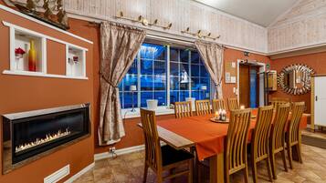 Cooked-to-order breakfast for a fee on weekdays