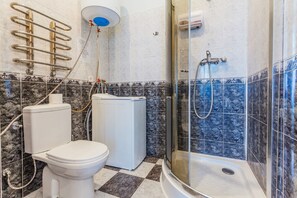 Apartment | Badezimmer | Dusche, kostenlose Toilettenartikel, Haartrockner, Handtücher