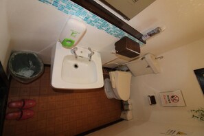 Zapatillas y toallas