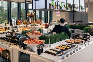 Se sirven desayunos, comidas, cenas y cocina local e internacional