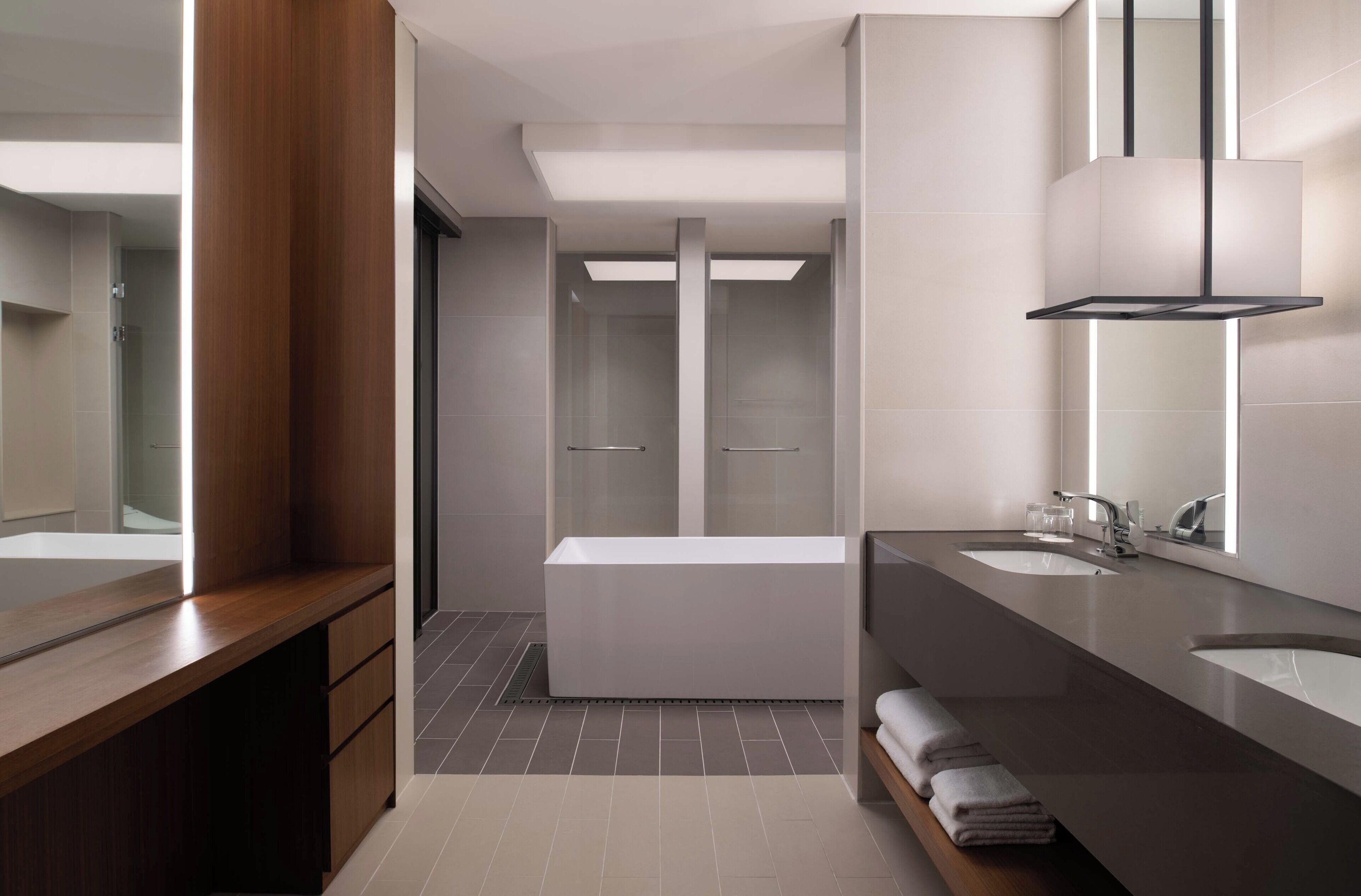 Deluxe Suite, 1 King Bed | Bathroom | Free toiletries, hair dryer, bathrobes, slippers