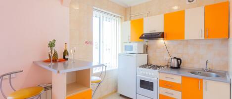 Lägenhet | Eget kök | Stort kylskåp, spishäll, vattenkokare och grytor/köksredskap