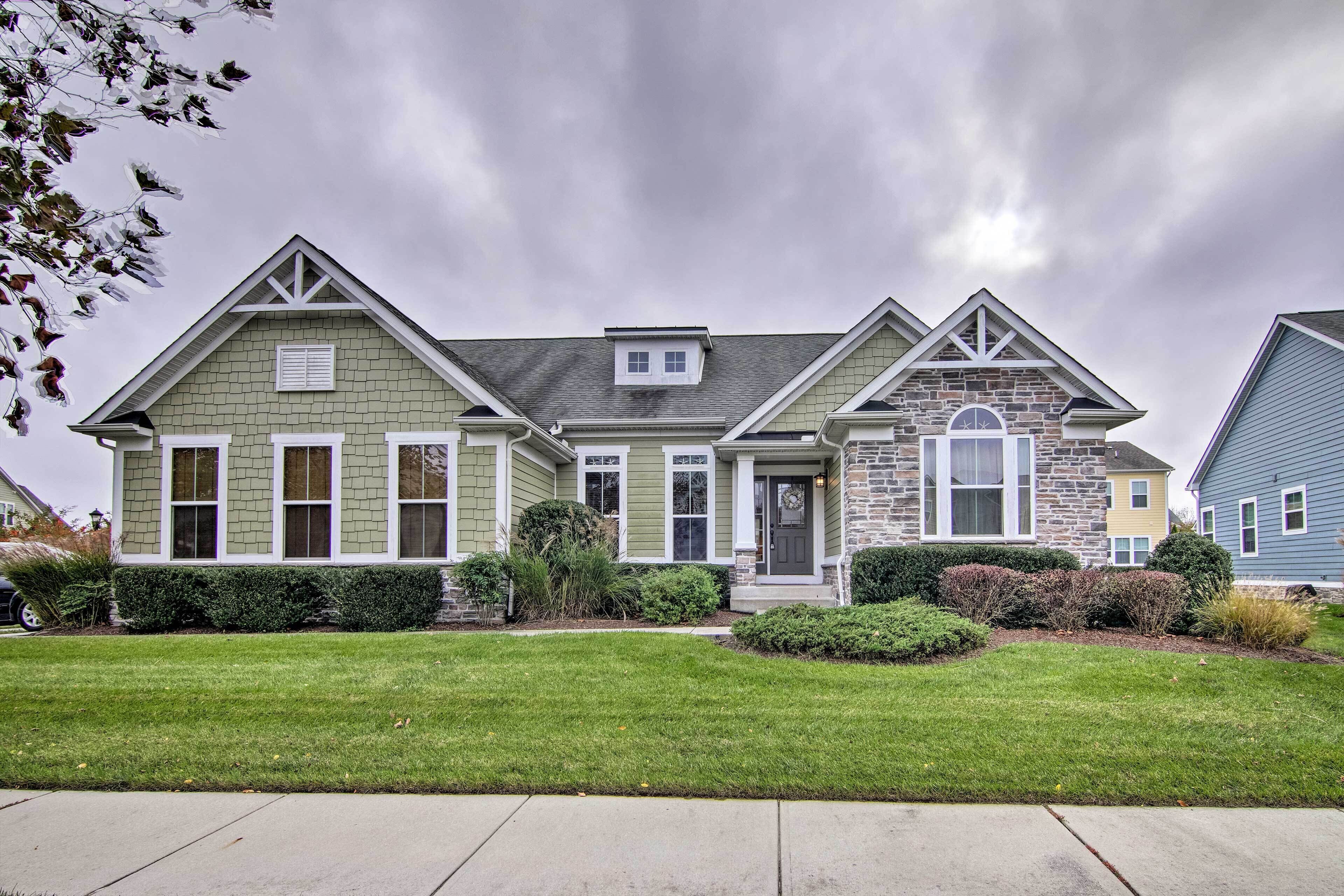 Great for Groups: Bayside Resort Home Near Fenwick