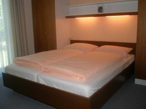 1 bedroom, travel cot, bed sheets